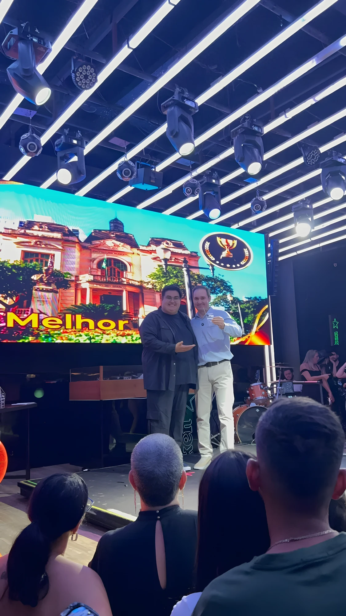 Jr Longo no palco recebendo o troféu do Prêmio Melhor RP